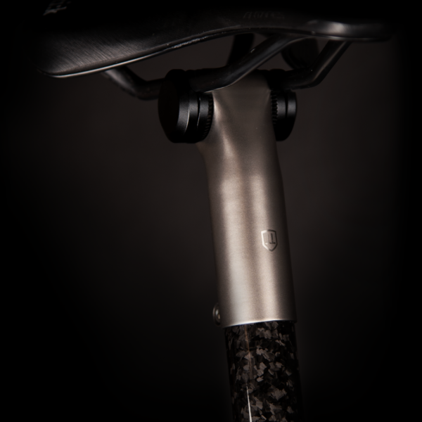 AM64-Carbon-3D-printed-topper 2